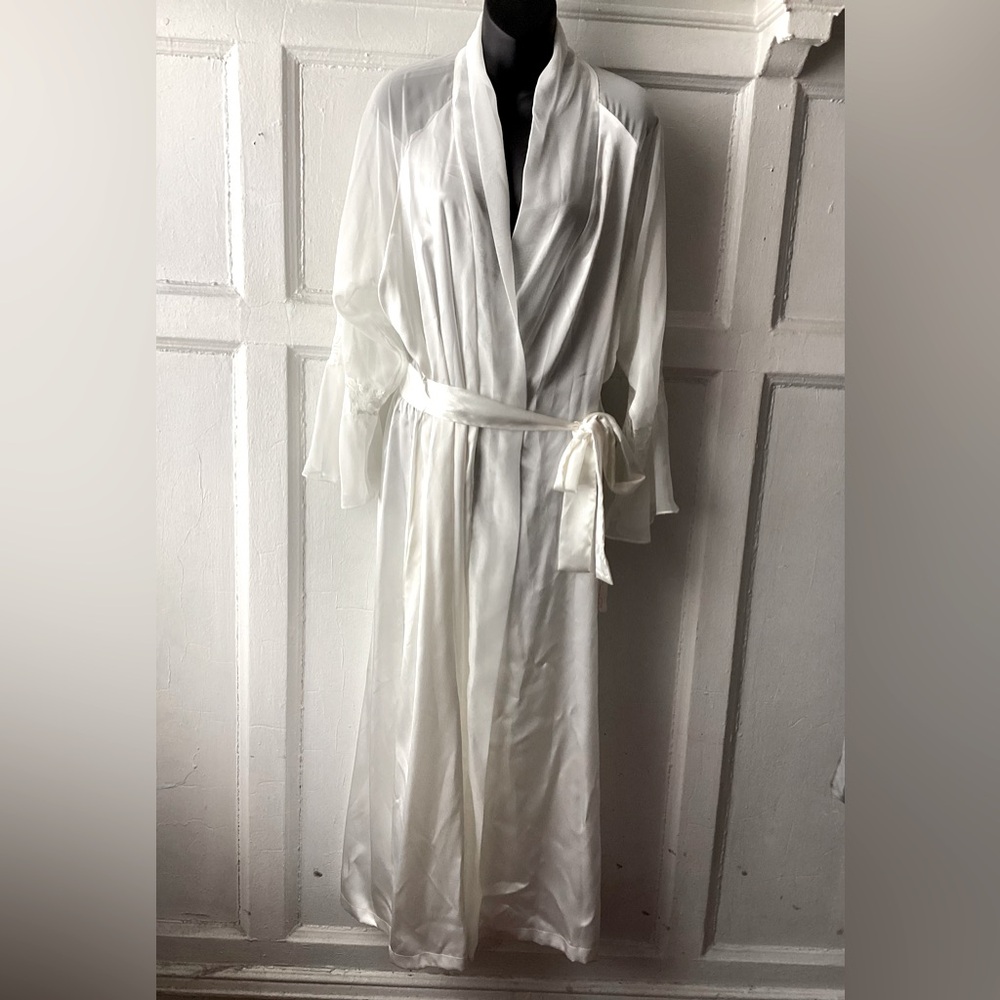 Oscar de la Renta Elegant White Satin Robe